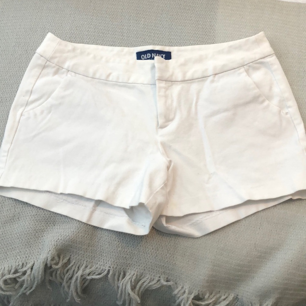Old Navy white shorts. Size 6